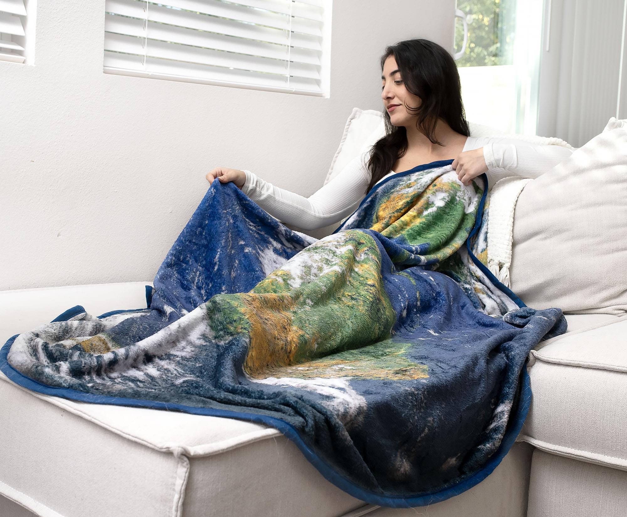 Cosmic Comfort: Planet Earth Round Fleece Throw Blanket - 60 Inches