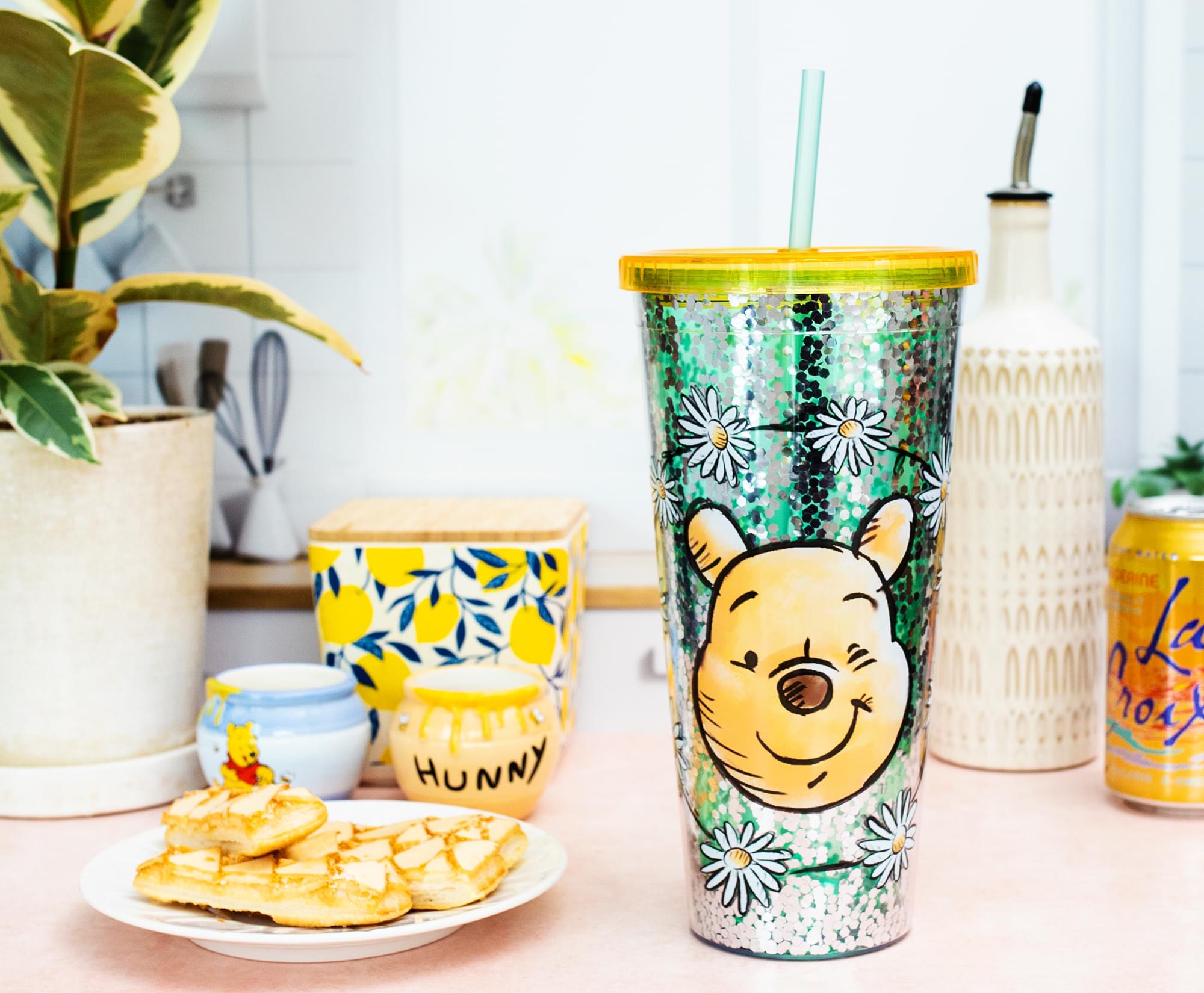 Disney Winnie the Pooh 32 - Ounce Confetti Carnival Cup with Lid and Straw