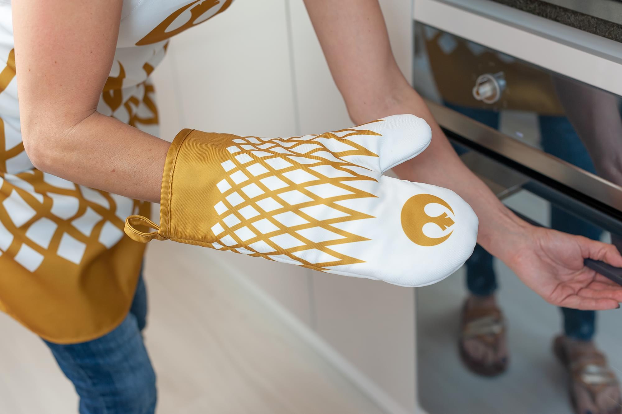 Star Wars Rebel Design Adult Apron & Oven Mitt Set - White/Gold