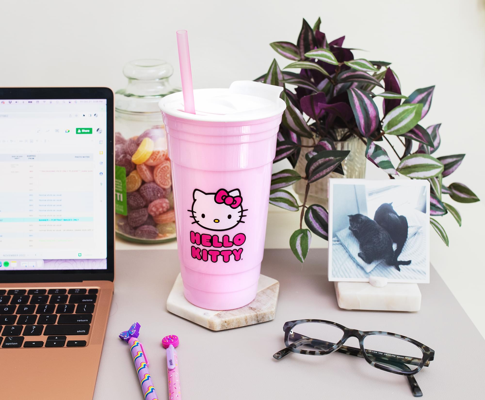 Sanrio Hello Kitty 32-Ounce Pink Plastic Tumbler with Lid and Straw